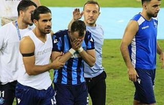 Kaçan penaltı sonrasında Adana Demirspor futbolcuları...