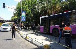 Kadıköy’de otobüs Müjdat Gezen Sanat Merkezi’nin...
