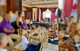 Kadın futbolculardan Şahin Kırbıyık’a ziyaret