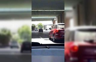 Kadın sürücünün davranışı diğer sürücüleri...