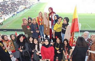 Kadın taraftarlardan kadın cinayetlerine videolu...