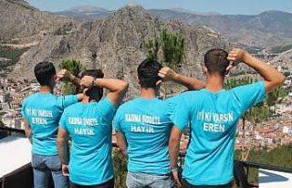 Kadına şiddete karşı tişörtlü farkındalık