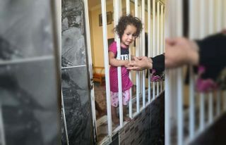 Kafası demir korkuluğa sıkışan çocuğu itfaiye...