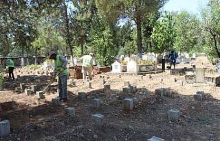 Kahta’daki mezarlıklarda bayram hazırlığı