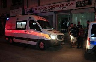 Kahvehanede oturan kişi başından ve karnından...