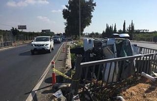 Kamyon iki köprü arasına düştü