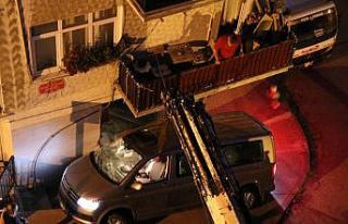 Kamyonet apartmanın giriş katındaki dükkana girdi