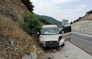 Kamyonet kontrolden çıktı: 2 yaralı