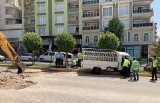 Kamyonet yol çalışması yapan işçilerin arasına...