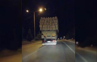 Kamyonun arkasında patenle tehlikeli yolculuk