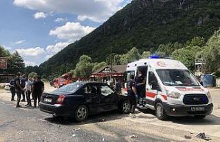 Karabük’te iki otomobil çarpıştı: 3’ü çocuk...