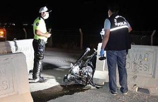 Karaman’da beton bariyere çarpan motosiklet sürücüsü...