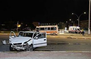 Karaman’da minibüs ile otomobil çarpıştı: 3...