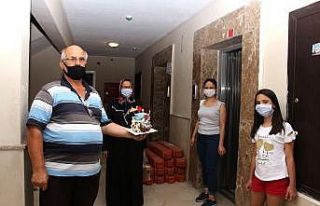 Karantinadaki torunlara doğum günü sürprizi