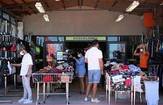 Karasu sahilinde kurulan indirim mağazasında yoğunluk