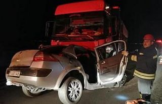 Karşı şeride geçen otomobil kamyonun altına girdi:...
