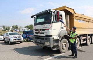 Kars’ta jandarmanın trafik kontrolleri devam ediyor