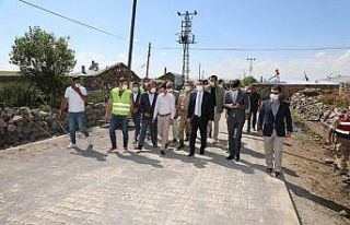 Kars’ta köyiçi yollar kilit parke oluyor