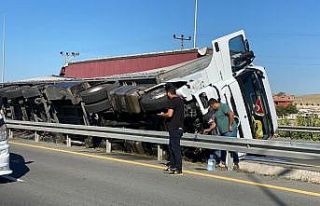 Karton yüklü tır yan yattı