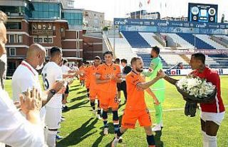 Kasımpaşa şampiyonu alkışlarla karşıladı