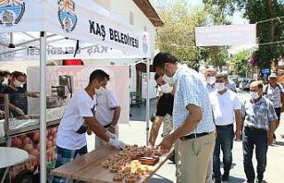 Kaş’ta demokrasi şehitleri için lokma dağıtıldı