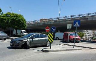 Kavşakta çarpışan araçlar kullanılamaz hale...