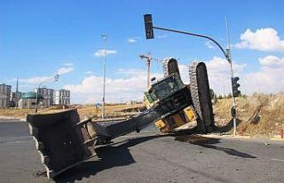 Kayalıklara çıkmaya çalışan kepçe devrildi