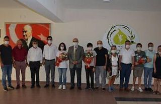 Kaymakam Arısoy LGS’de dereceye giren öğrencileri...