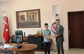 Kaymakam Karadağ, başarılı öğrenciyi ödüllendirdi