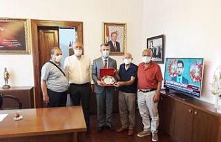 Kaymakam Sırmalı’yı plaket ile uğurladılar