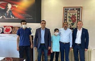 Kaymakam Tekin başarılı öğrencilere hediyeler...