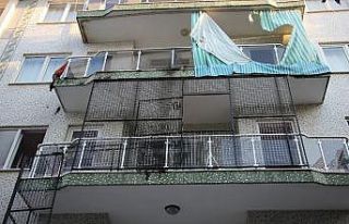 Kaynak makinesi balkon perdesini tutuşturdu