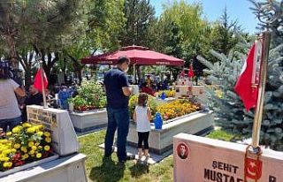 Kayseri protokolü şehitliği ziyaret etti, şehit...