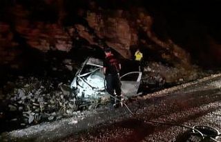 Kaza sonrası yanan otomobil küle döndü