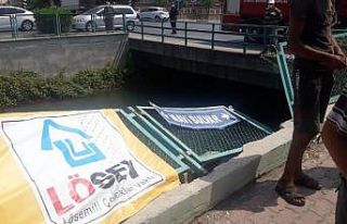 Kaza yapan araçlardan biri sulama kanalına düştü