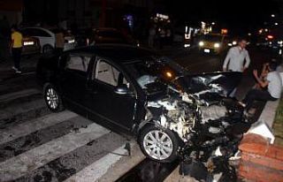 Kazada park halindeki araçlar ve bir market hasar...