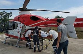 Kazada yaralanan şahıs ambulans helikopterle hastaneye...