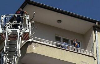 Kendine zarar veren şahıs balkondan girilerek kurtarıldı
