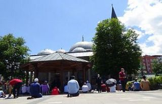 Kent meydanında bayram günü cuma heyecanı