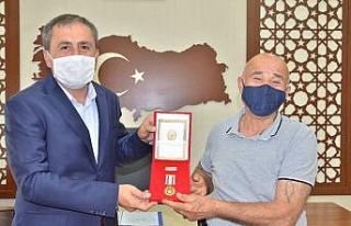 Kıbrıs gazisine madalya ve beratı takdim edildi