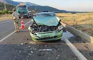 Kırmızı ışıkta bekleyen midibüse arkadan çarptı:...