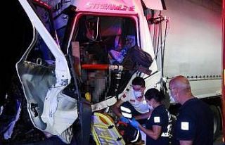 Kırmızı ışıkta bekleyen tıra çarpan tır sürücüsü...