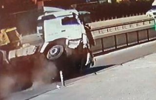 Kocaeli’de bor madeni yüklü tırın devrilme anı...