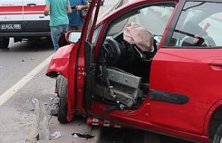 Kocaeli’de otomobil bariyerlere saplandı: 2 yaralı