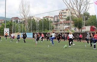 Kocaelili anneler açık havada spor yapıyor