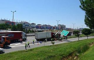 Kontrolden çıkan kamyon bariyere çarpıp trafik...