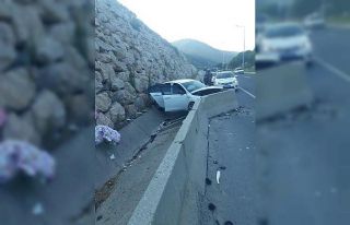 Kontrolden çıkan otomobil su kanalına çarptı:...