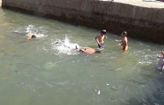 Köy çocukları korana virüsü hiçe sayarak havuza...