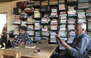 Köy kahvehanesinde kütüphane