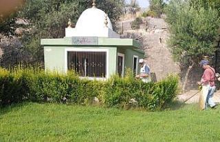 Kozan’da bayram öncesi türbelere bakım